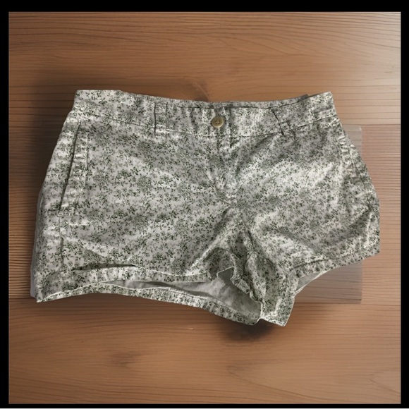 J.CREW Women's Floral Green and White Flat Front Shorts Size 6 100% Cotton - Picture 1 of 8